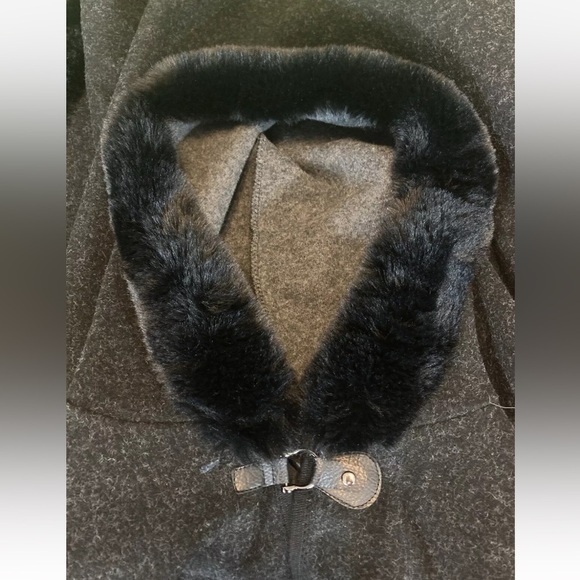 BNWOT TORRID DARK GRAY/BLACK CAPE JACKET WITH FUR TRIMMED HOOD - Picture 1 of 8